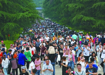 五一长假期间 南京中山陵迎来大批游客