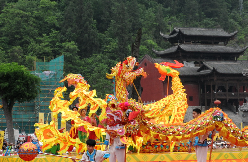 随着苗族长老的祭文吟唱,和三牲的祭献,彭水民间蚩尤祭祀大典在九黎城