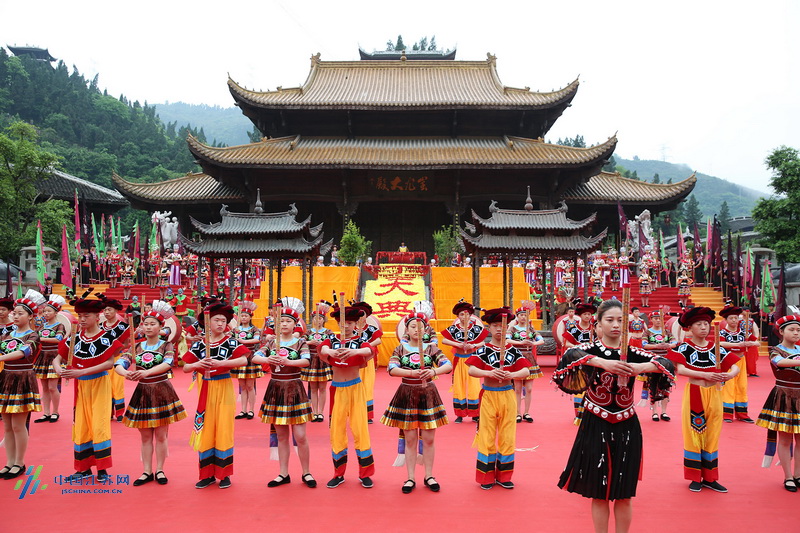 在重庆彭水观蚩尤祭祀大典看苗族万人踩花山