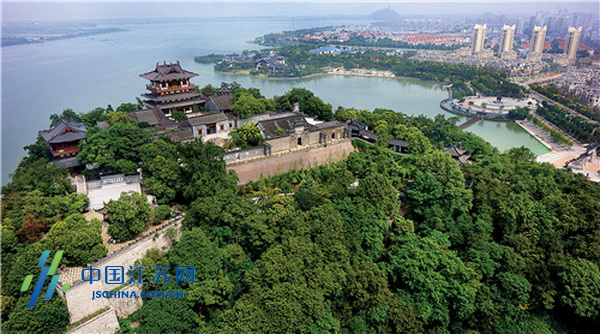 "辛弃疾登临京口北固亭观景时触景生情,写下了《南乡子登京口北固亭有