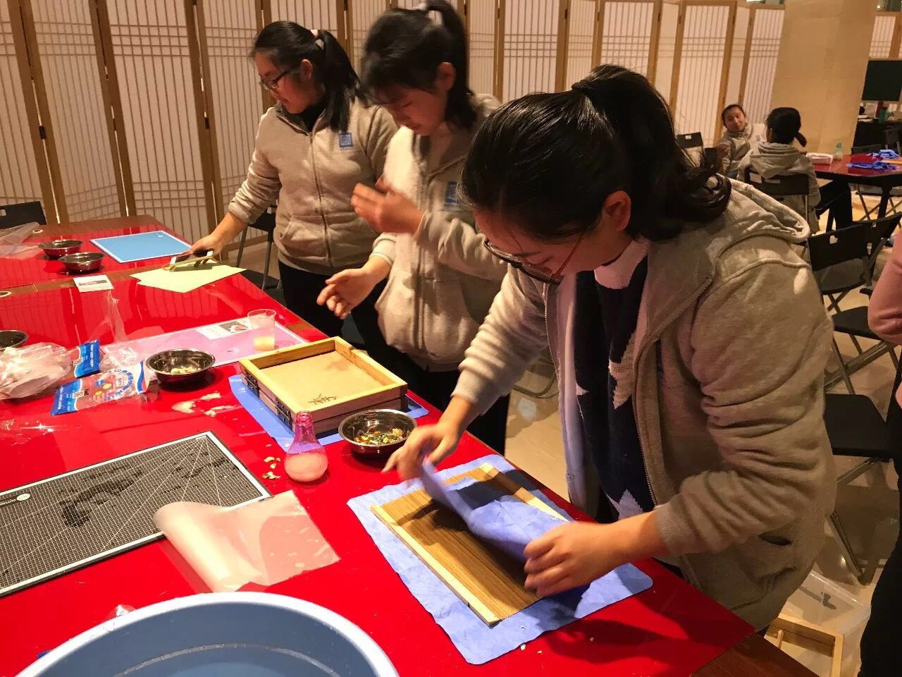 中国传统捞纸技法体验1.jpg